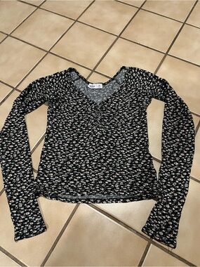 Hollister Black Floral V-Neck Long Sleeve Top